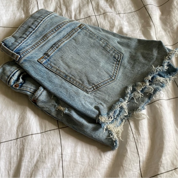 Abercrombie and Fitch The Mom Short - Picture 4 of 4